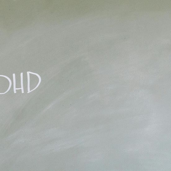 En tavle hvor der med hvidt kridt står ADHD