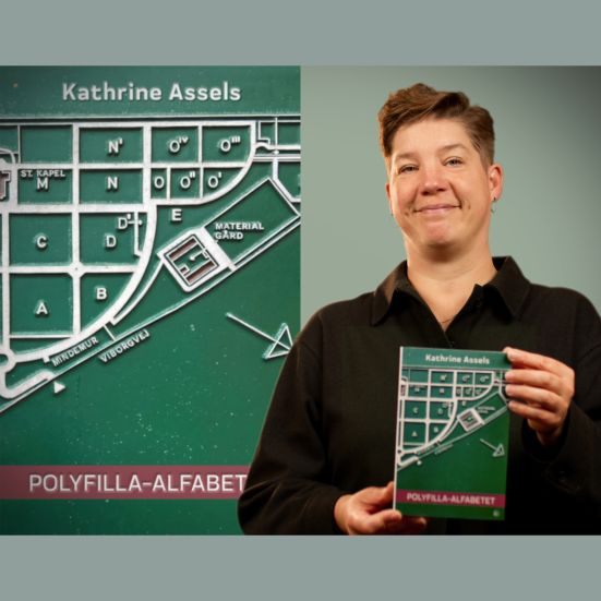 Bibliotekets børnelitteraturformidler Louise holder bogen "Polyfilla-alfabetet"