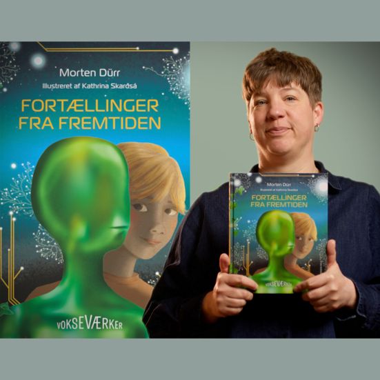 Bibliotekets litteraturformidler Louise anbefaler holder bogen "Fortællinger fra fremtiden"