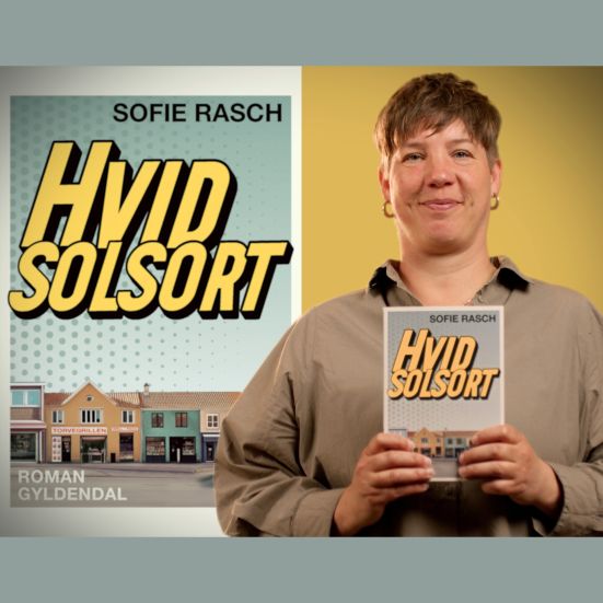 Bibliotekets litteraturformidler Louise holder bogen "Hvid solsort"