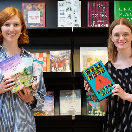 Bibliotekets litteraturformidlere Mette og Mette fremviser bøger