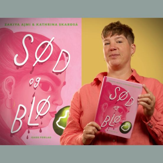 Bibliotekets litteraturformidler Louise holder bogen "Sød og blød"