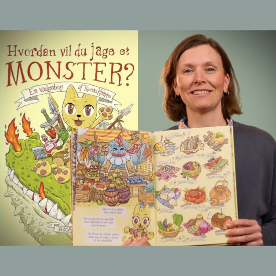 Bibliotekets litteraturformidler Sara holder bogen "Hvordan vil du jage et monster?"