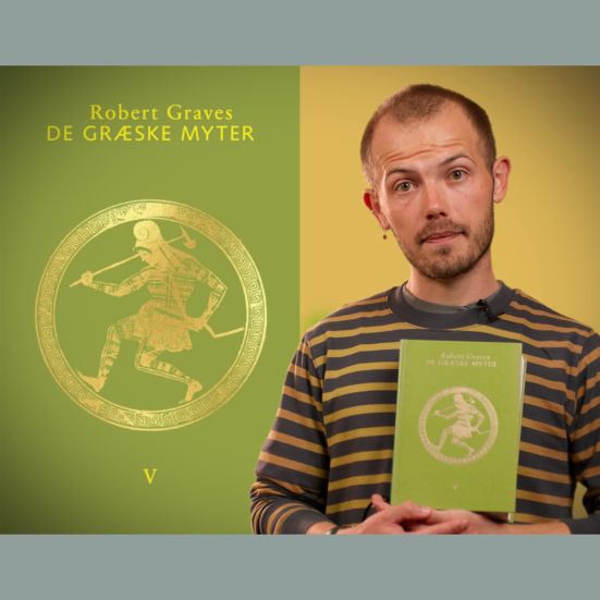 Bibliotekets litteraturformidler Stinus holder bogen "De græske myter"