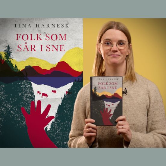 Bibliotekets litteraturformidler Mette holder bogen "Folk som sår i sne"