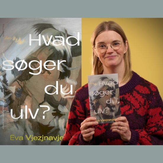 Bibliotekets litteraturformidler Mette holder bogen "Hvad søger du, ulv?"