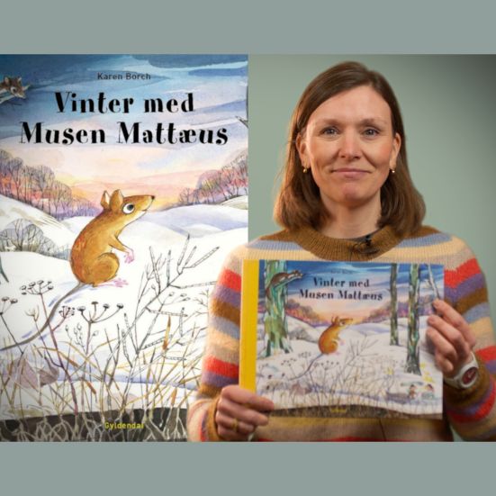 Bibliotekets litteraturformidler Sara holder bogen "Vinter med Musen Mattæus"