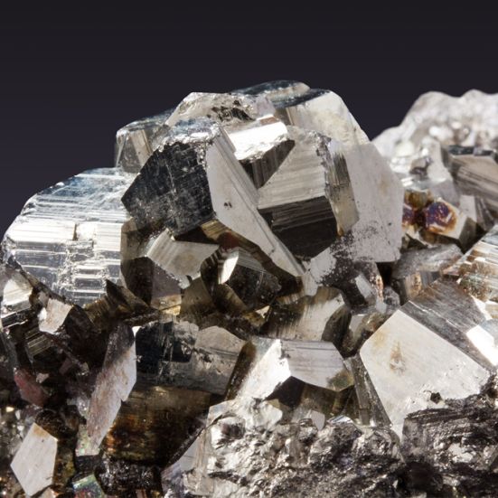 sølvglinsende mineralsten