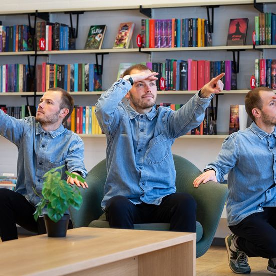 Tre udgaver af bibliotekets litteraturformidler Stinus peger i forskellige retninger