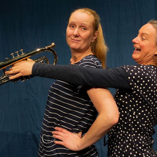 To kvinder og en trompet