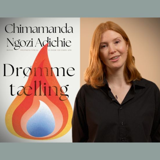 Bibliotekets litteraturformidler Mette foran bogen "Drømmetælling"