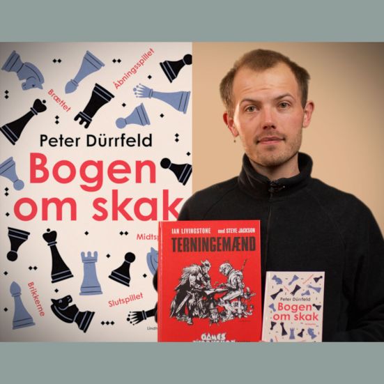 Bibliotekets litteraturformidler Stinus holder bogen "Terningemænd"