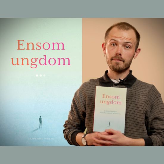 Bibliotekets voksenlitteraturformidler Stinus holder bogen "Ensom ungdom"