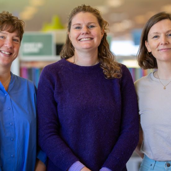 Bibliotekets børnelitteraturformidlere Louise, Trine og Sara