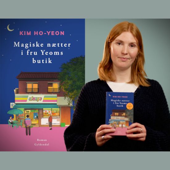 Bibliotekets litteraturformidler Mette holder bogen "Magiske nætter i fru Yeoms butik"