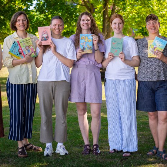 Bibliotekets litteraturformidlere fremviser bøger, som er deres sommeranbefalinger