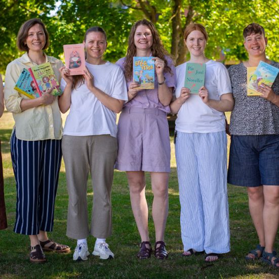 Bibliotekets litteraturformidlere fremviser bøger, som er deres sommeranbefalinger