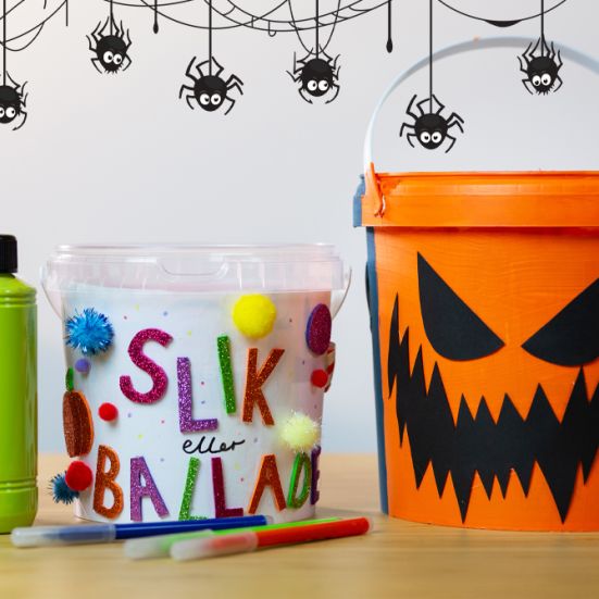 Dekorerede Halloween-spande