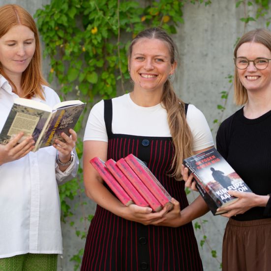 Bibliotekets litteraturformidlere Mette, Kirsten og Mette holder bøger