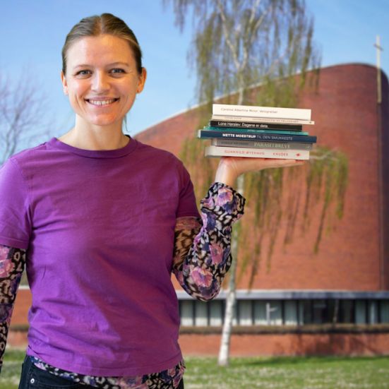 Bibliotekets litteraturformidler Kirsten foran Østervangkirken