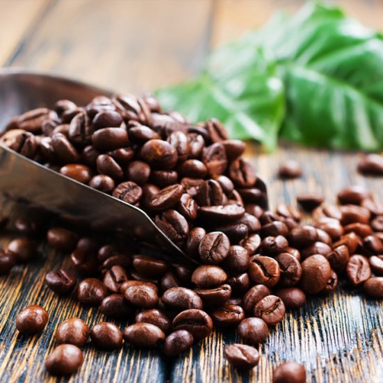kaffebønner på et træbord