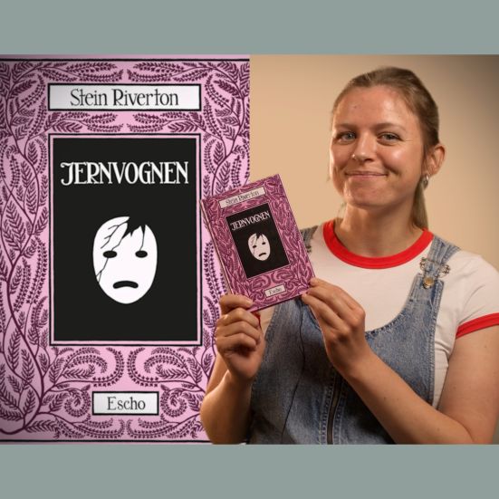 Bibliotekets litteraturformidler Kirsten holder bogen "Jernvognen"
