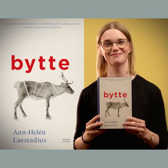 Bibliotekets litteraturformidler Mette holder bogen "Bytte"