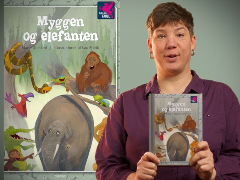 Bibliotekets litteraturformidler Louise holder en bog i "Læs en FABEL"-serien