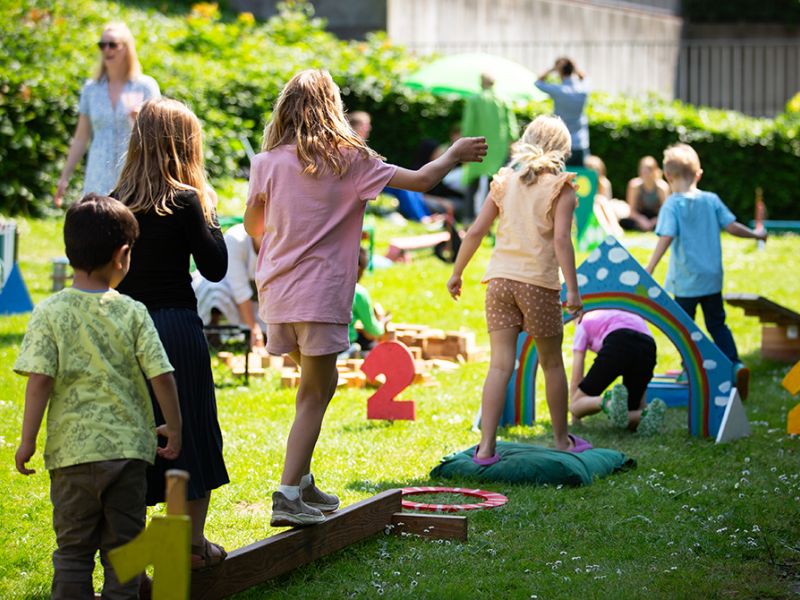 Børn på aktivitetsbane