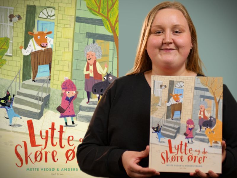 Bibliotekets litteraturformidler Julie holder bogen "Lytte og de skøre ører"