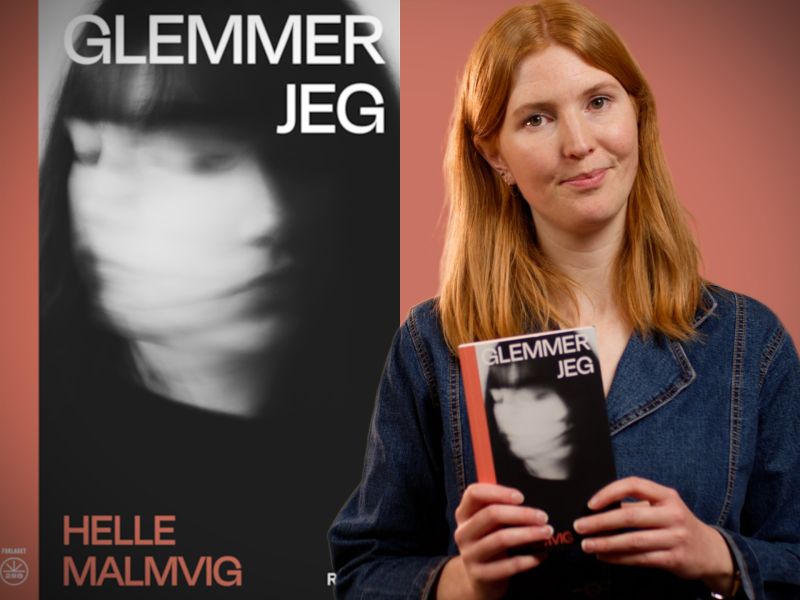 Bibliotekets litteraturformidler Mette holder bogen "Glemmer jeg"