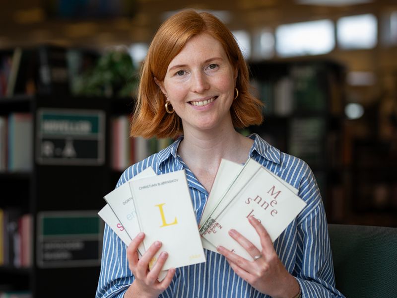 Bibliotekets litteraturformidler Mette holder en stak Tænkepause-bøger