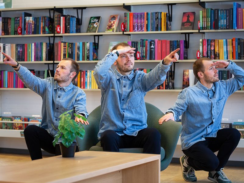 Tre udgaver af bibliotekets litteraturformidler Stinus peger i forskellige retninger