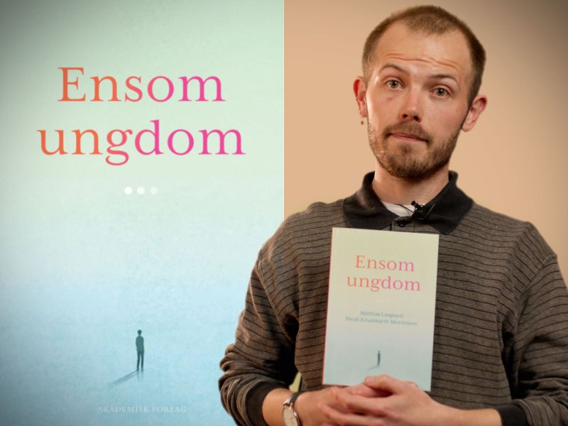 Bibliotekets voksenlitteraturformidler Stinus holder bogen "Ensom ungdom"