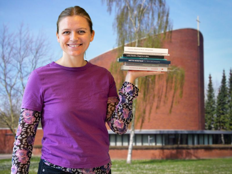 Bibliotekets litteraturformidler Kirsten foran Østervangkirken