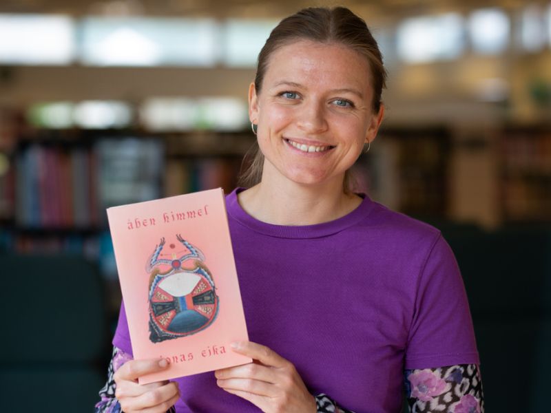 Bibliotekets litteraturformidler Kirsten holder bogen "Åben himmel"
