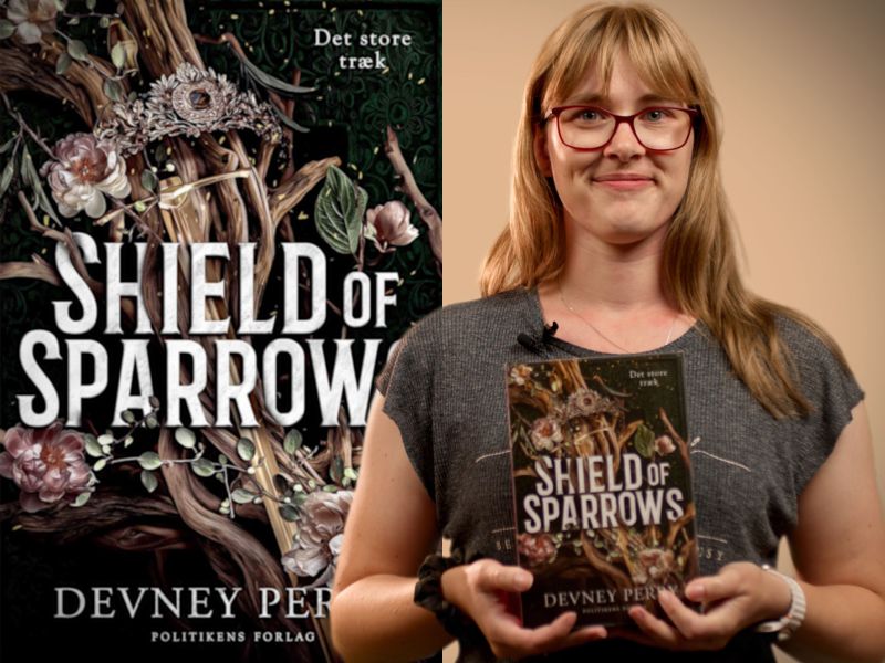 Bibliotekets medarbejder Thea holder bogen "Shield of Sparrows - Det store træk"