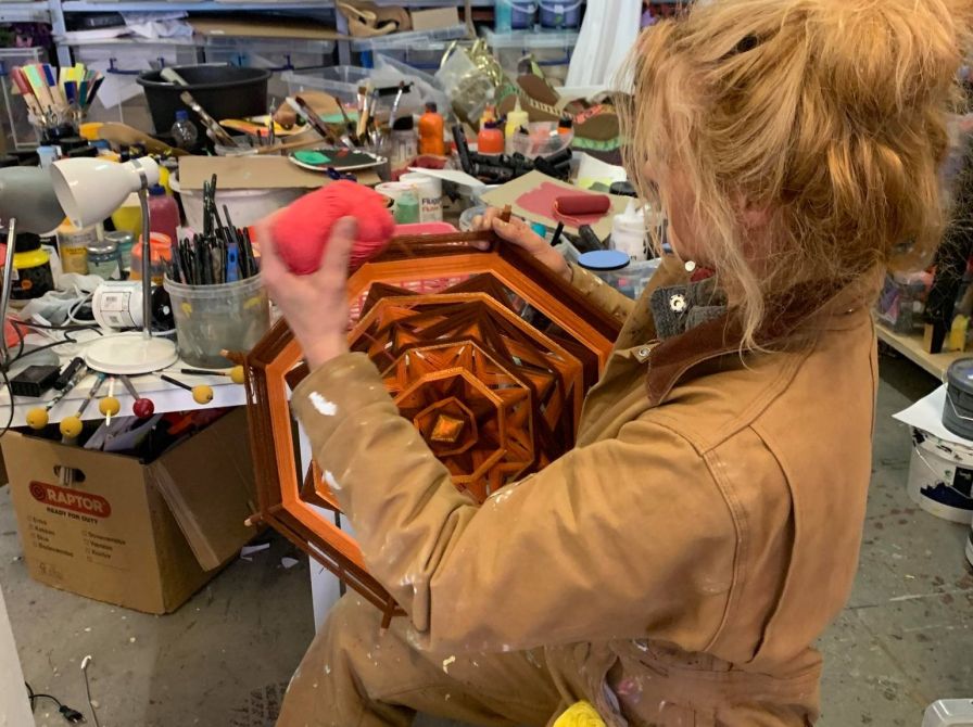 Maria Lau Krogh bygger en drømmefanger til Glostrup Bibliotek