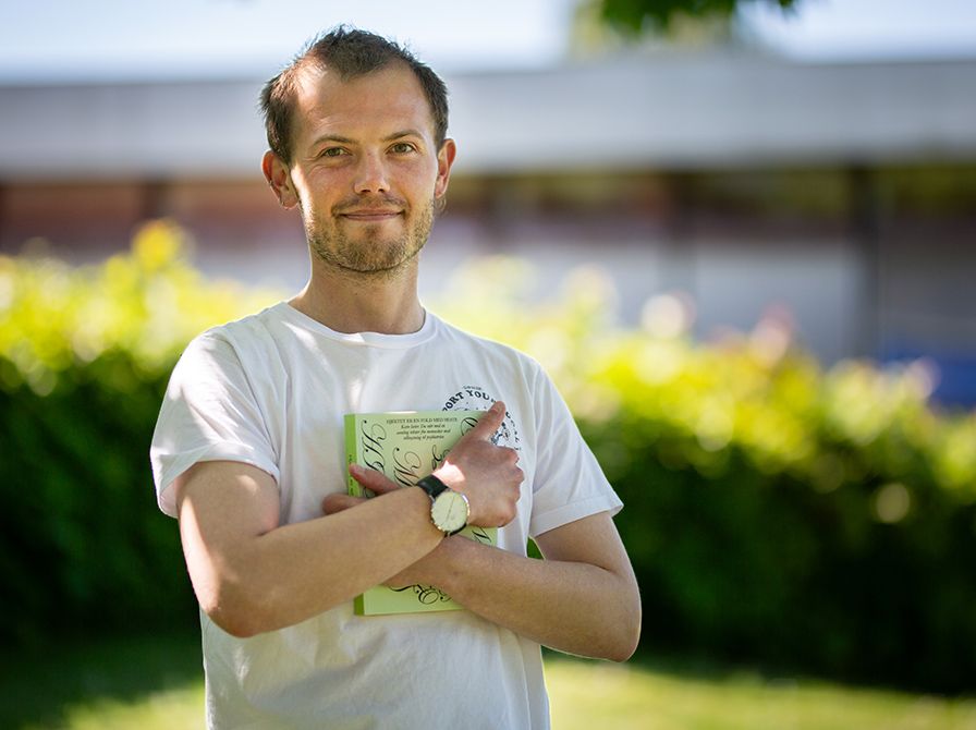 Bibliotekets litteraturformidler Stinus krammer en bog