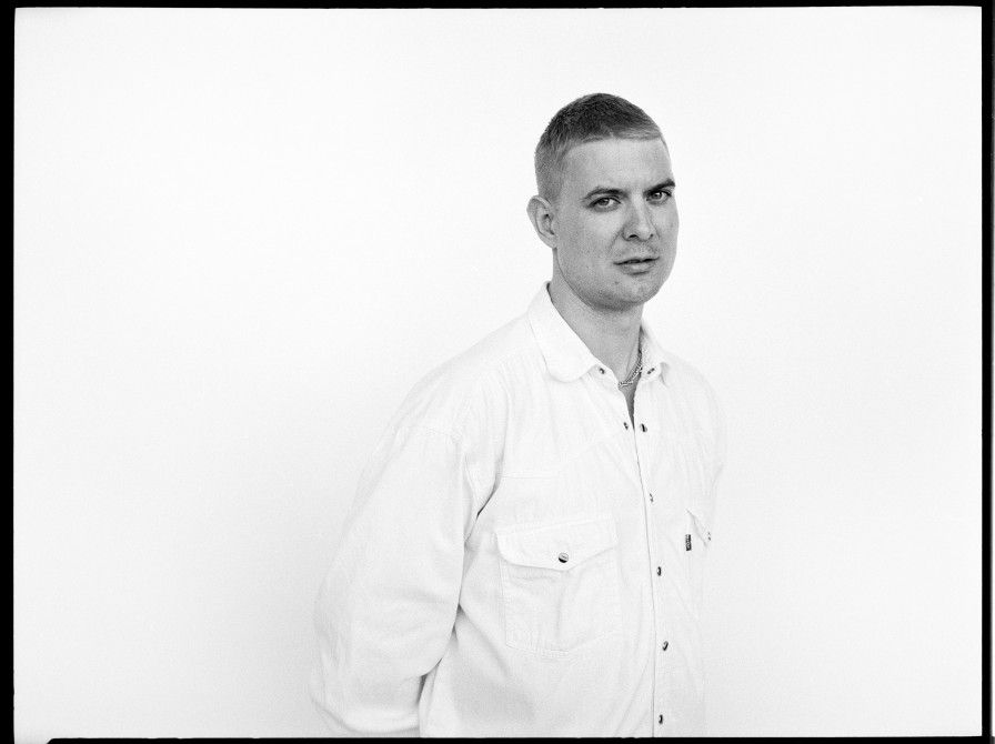 Sort-hvid foto af digteren Caspar Eric